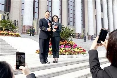 19.会议结束后,两位代表在人民大会堂前合影并互相点赞。.jpg